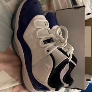 WMNS SIZE 7 retro 11s